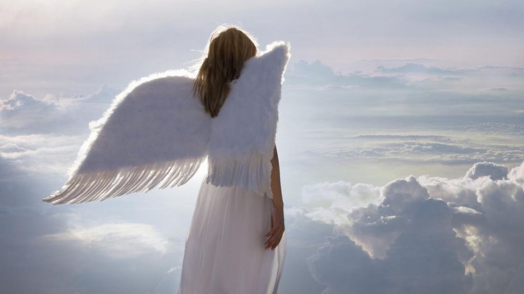 жена с ангелски криле