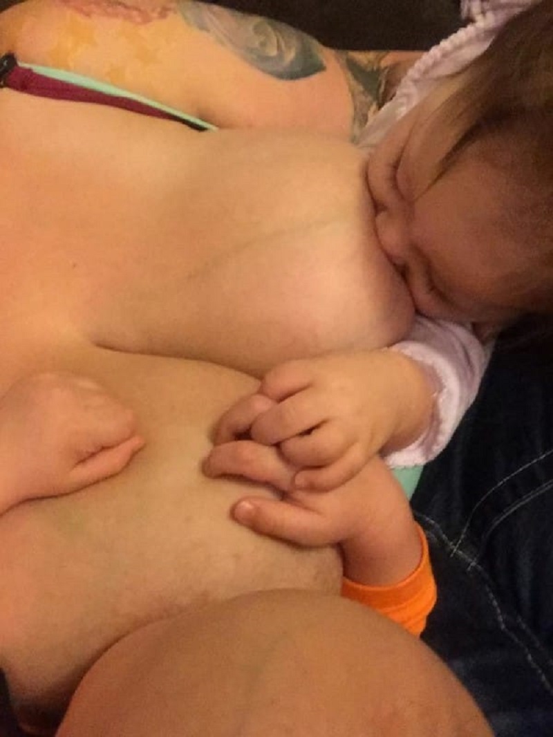жена кърми чуждо бебе