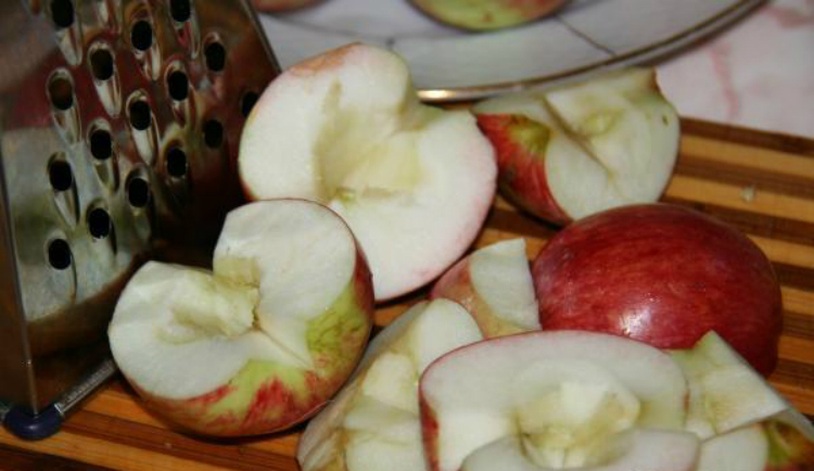 насипен сладкиш с ябълки