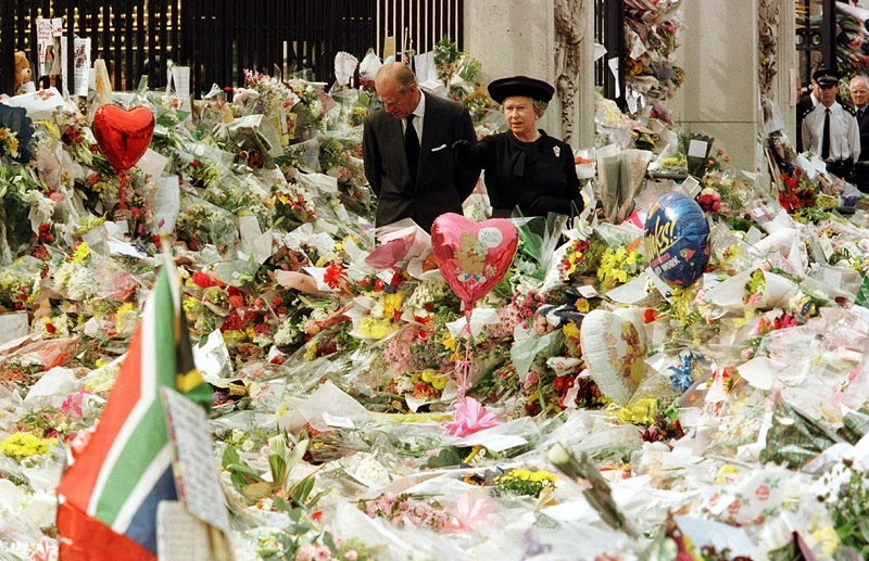 На погребението на принцеса Даяна: Kралицата направи нещо, което никой не  бе очаквал (Снимки) - За Жената