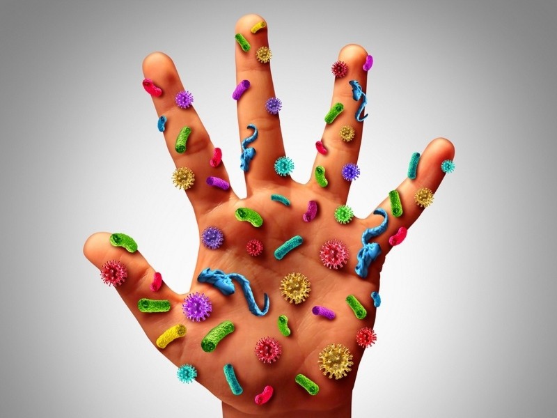 ръце с микроби