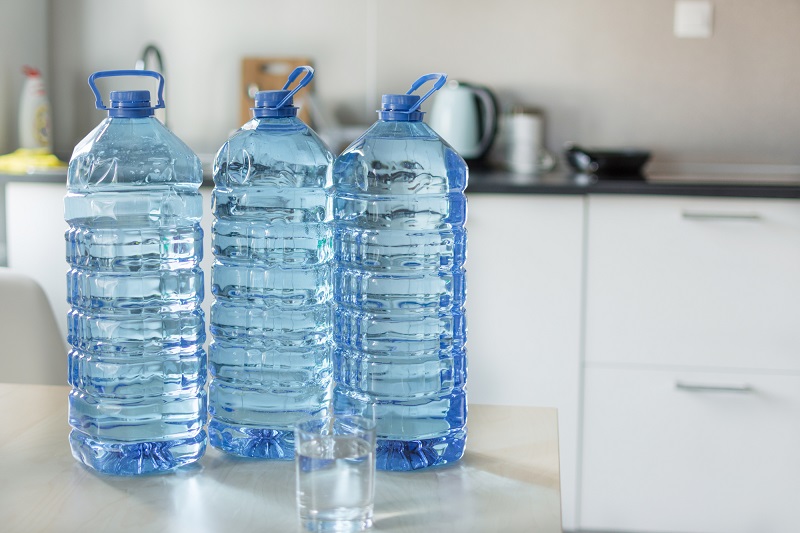 вода в пластмасови бутилки