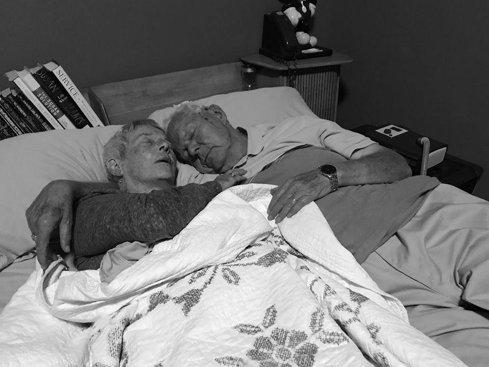 възрастна спяща двойка