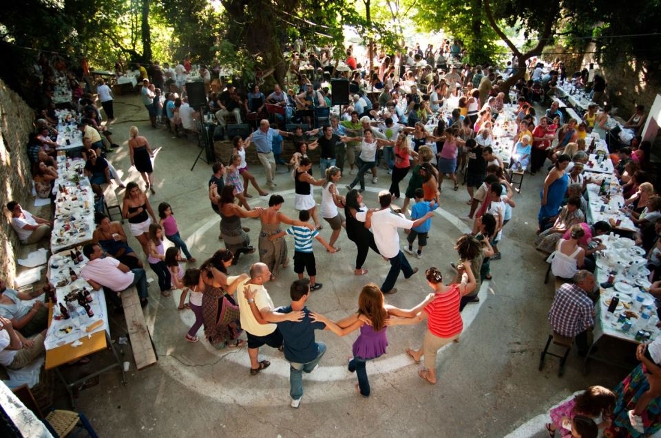 Икария жители