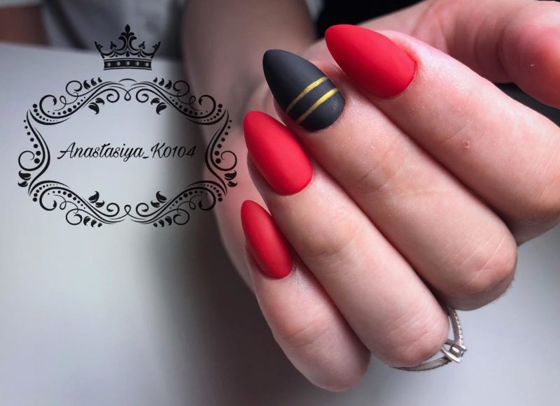  Искате да имате модерен и привличащ вниманието цвят на ноктите, след това смесете черно с червено.