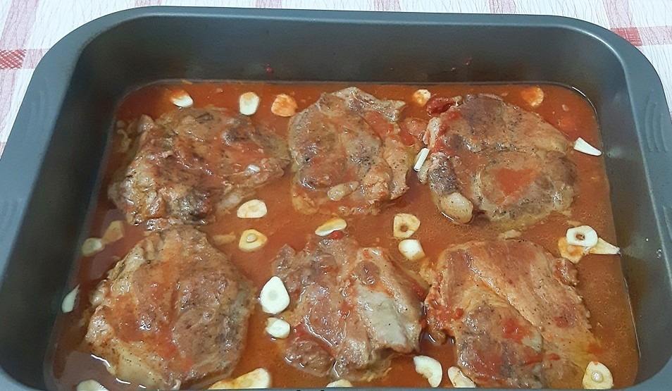 месо със сос в тава