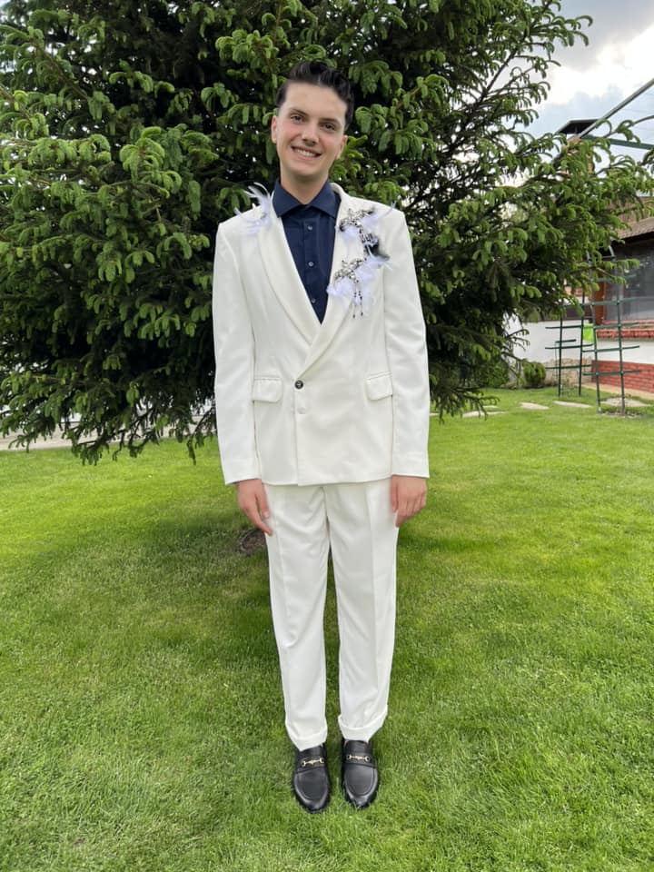  зрелостник бял костюм 