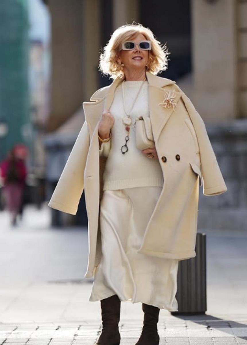 елегантно облечен ажена