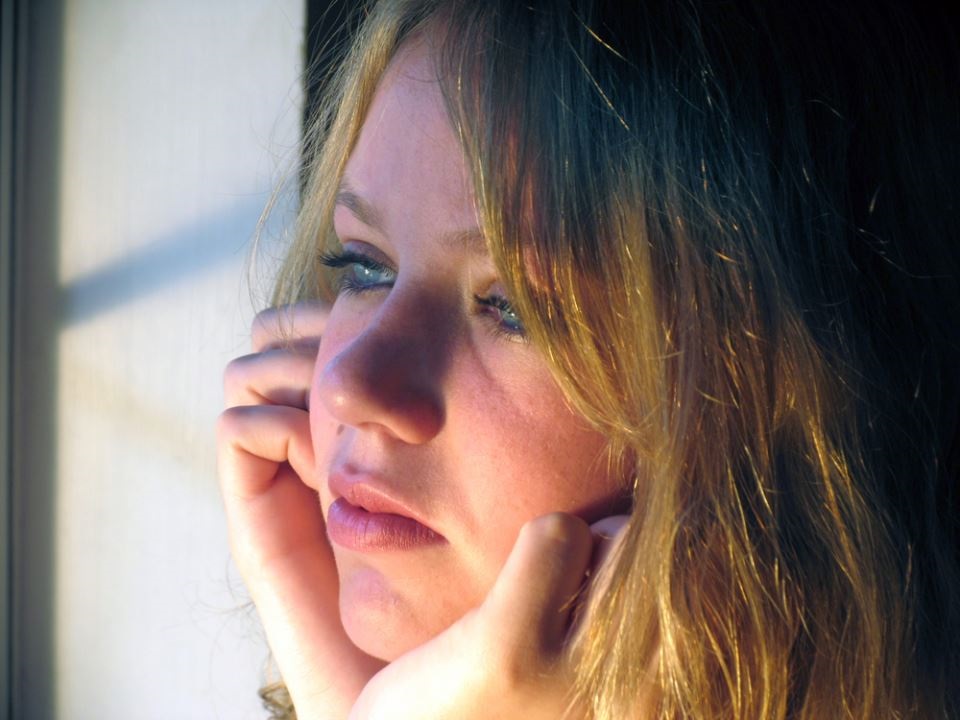 млада жена замислена