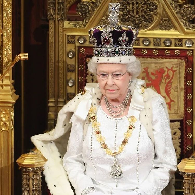 кралица Елизабет корона