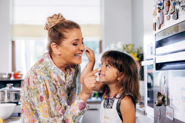  Катето Евро с внучка си 