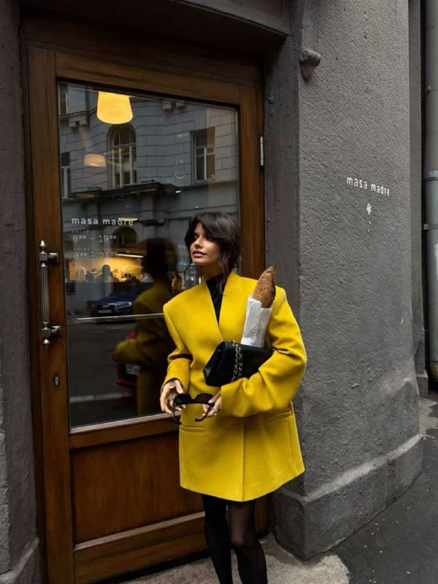 стилно жълто палто