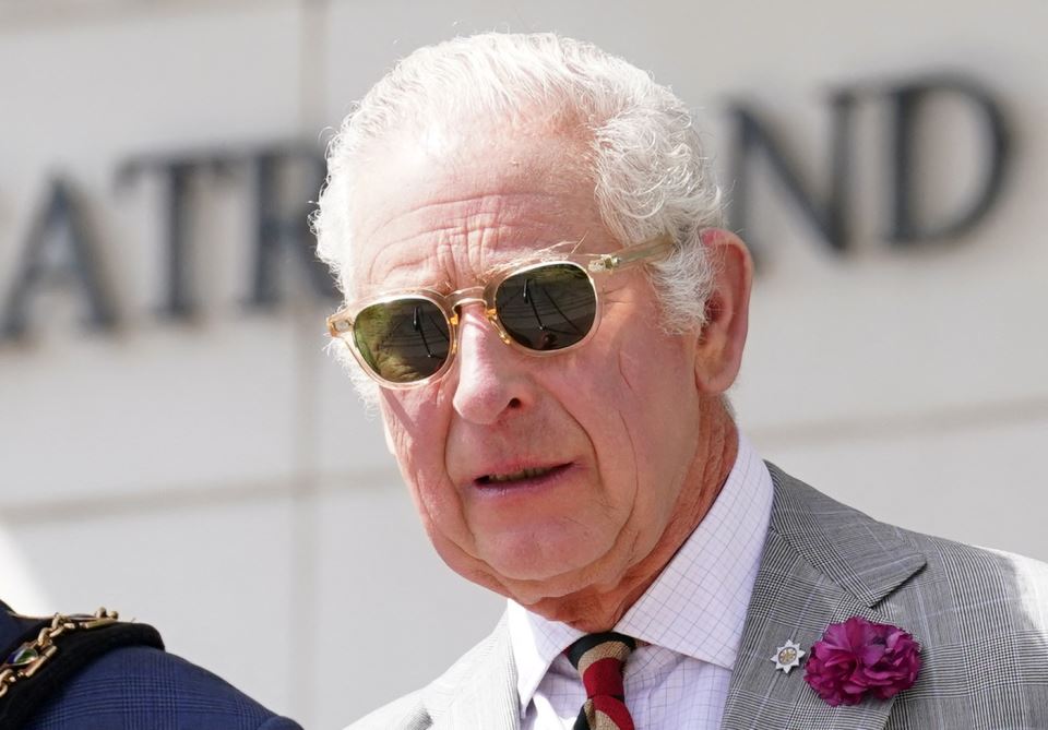 крал Чарлз действия