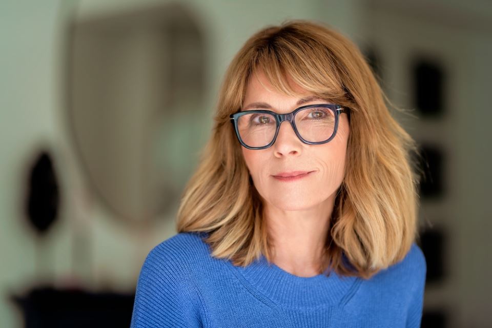 жена с очила