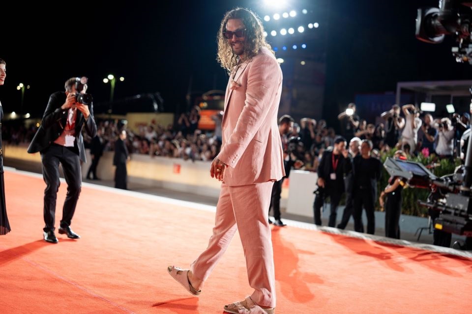 Джейсън Момоа розово