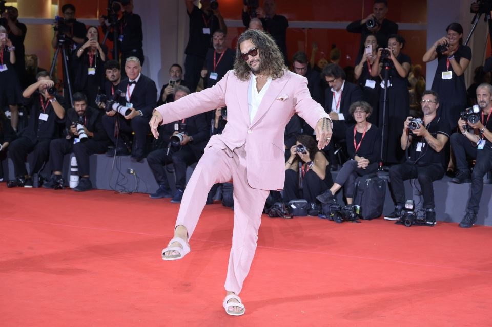 Момоа червен килим