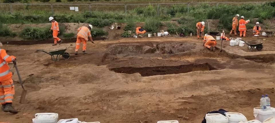 работници разкопават