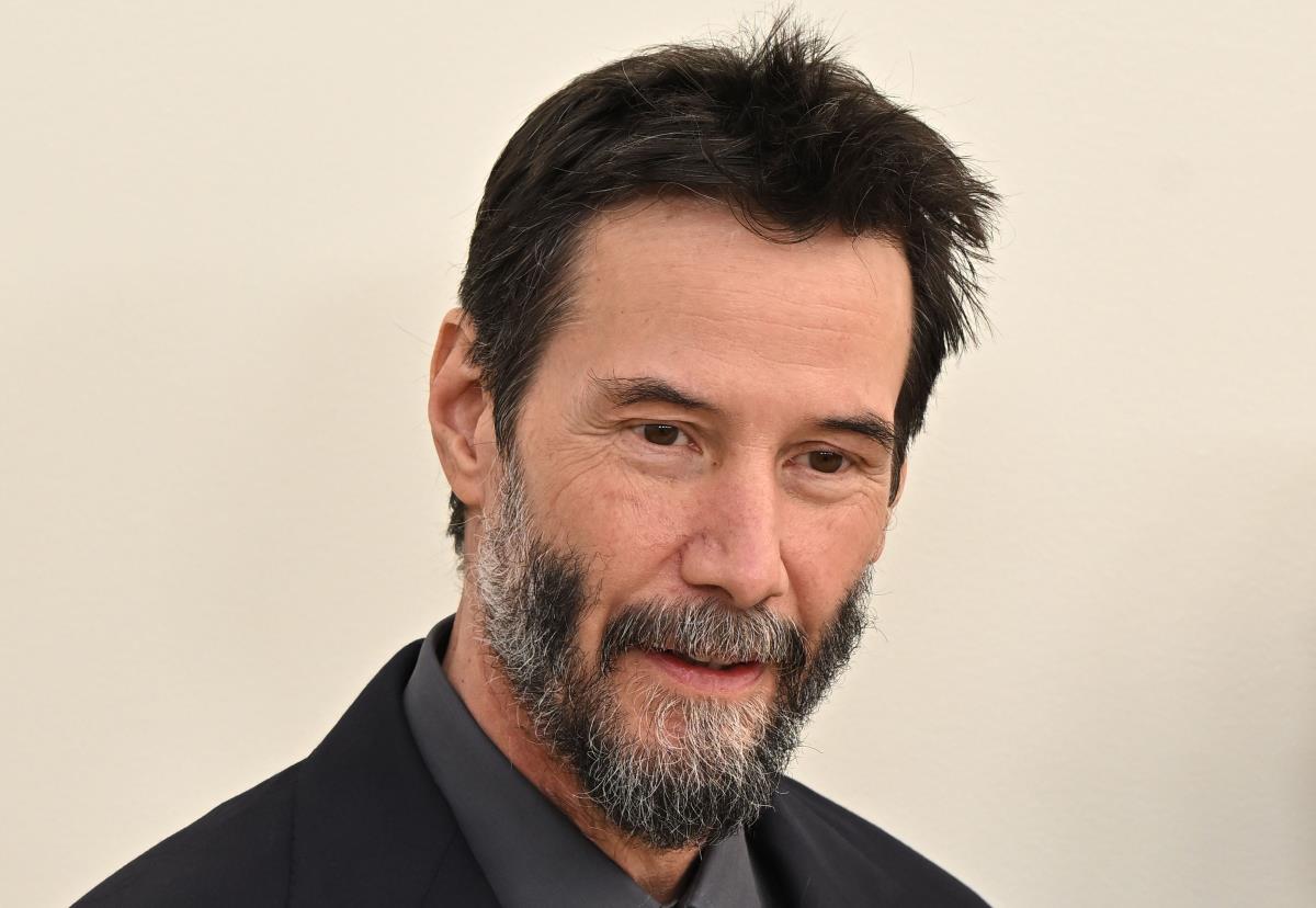 Киану къса коса