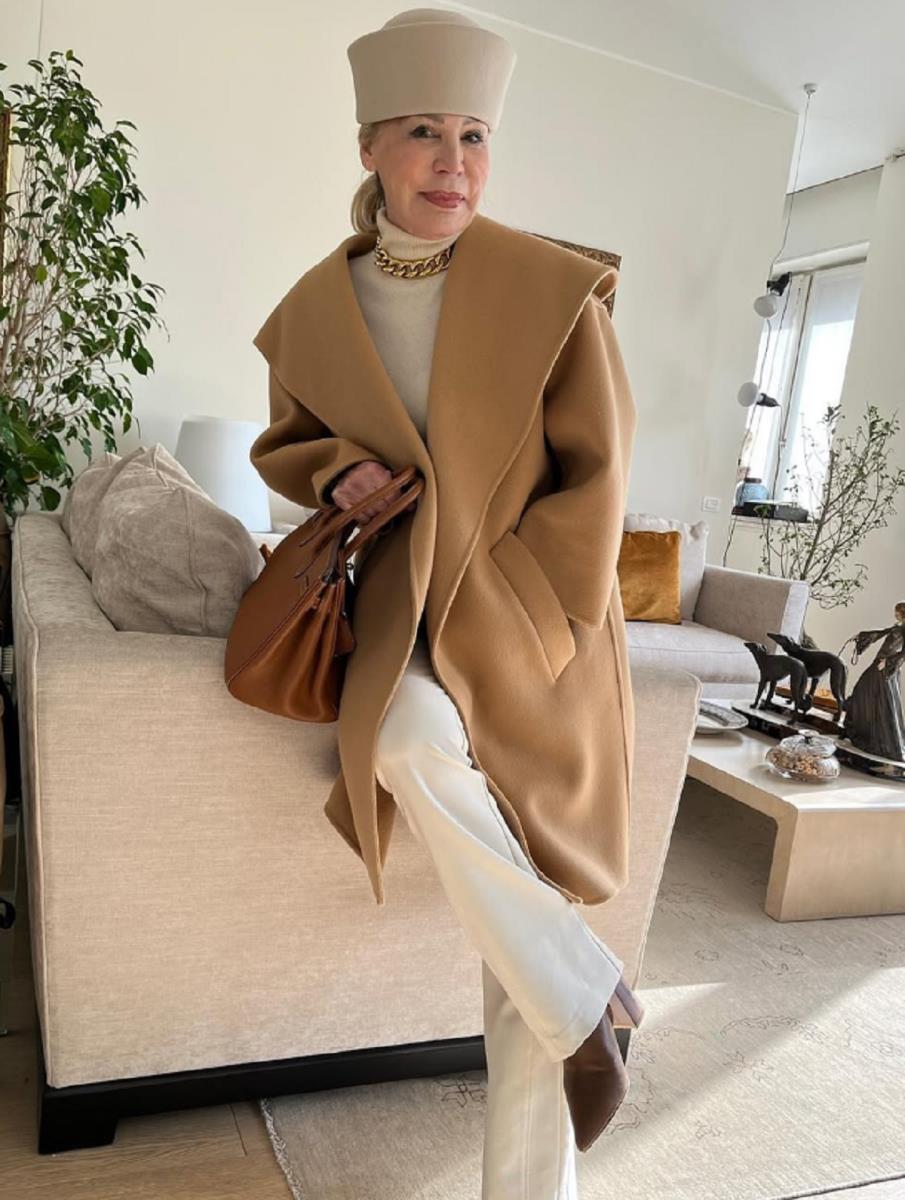 зряла дама палто