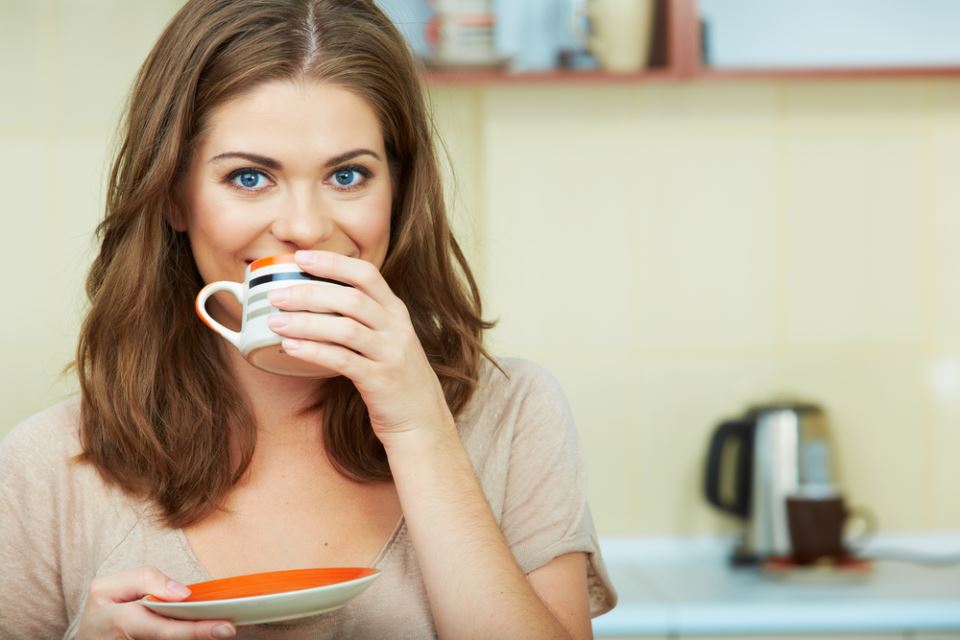 жена с кафе