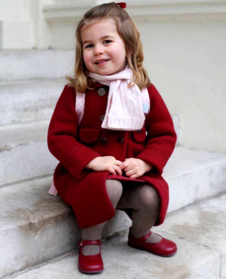 принцеса Шарлот в червено палто