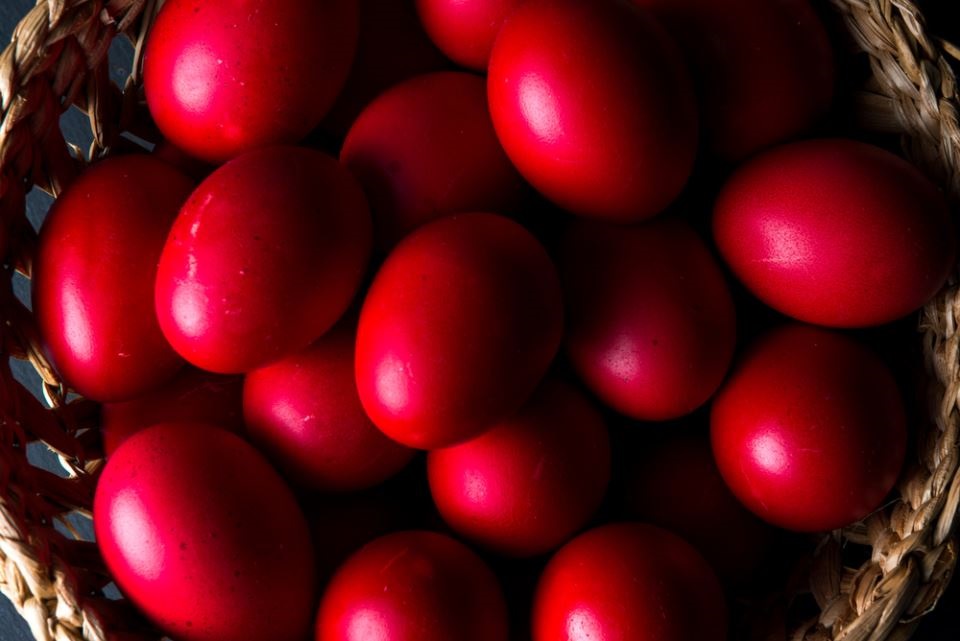 червени великденски яйца