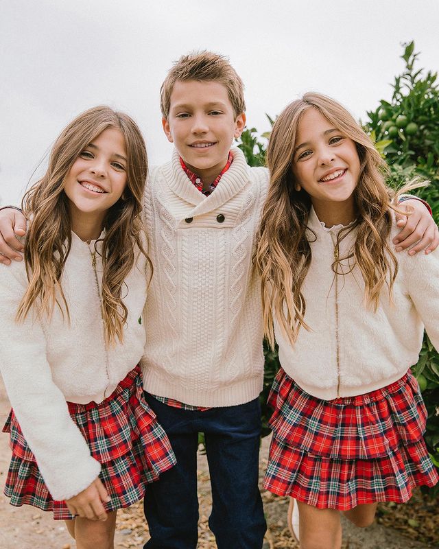  най-красивите близначки брат 