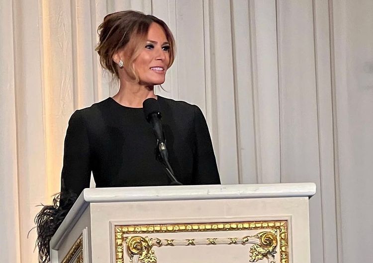  Мелания в черно 