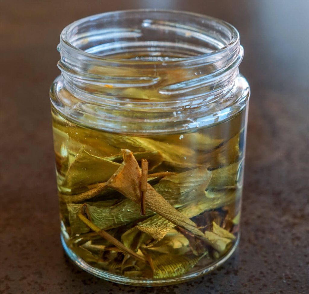 bay leaf in oil