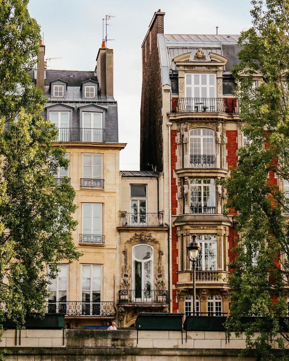 тясна къща Париж