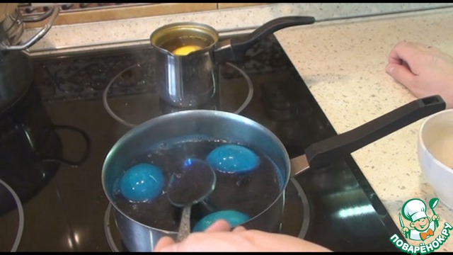 сини яйца във вино