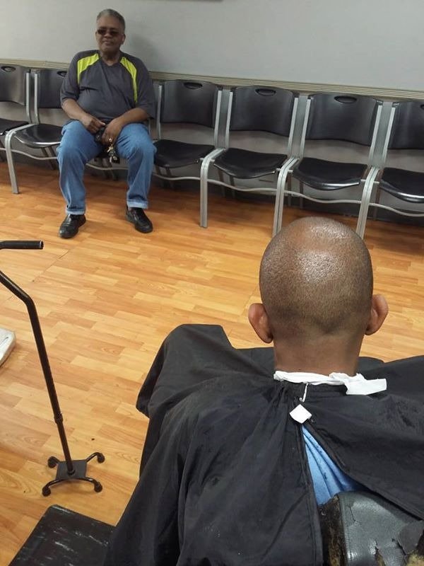този мъж посещава бръснаря си всяка седмица