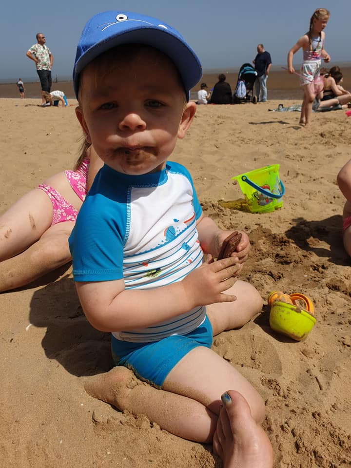 бебе на плажа
