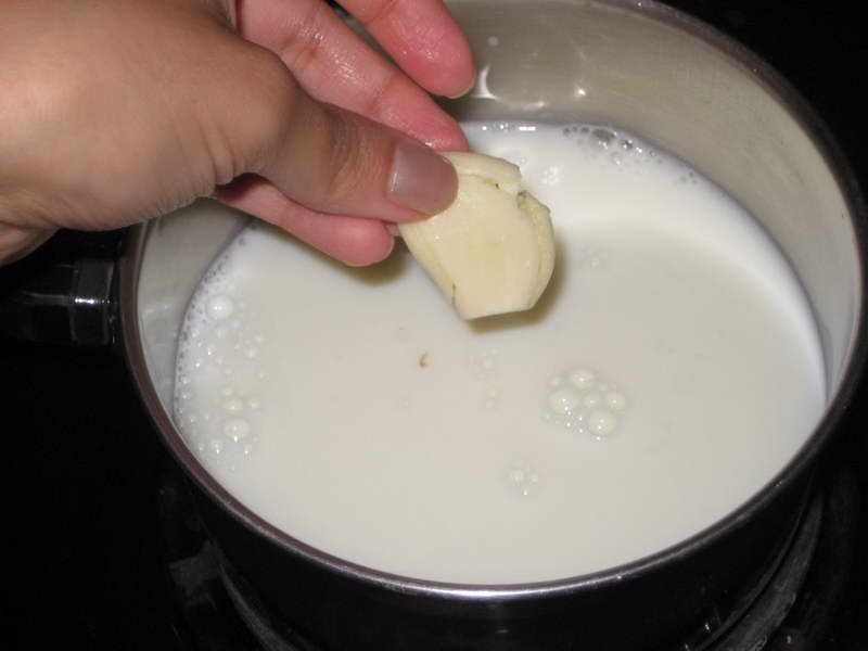 чесън в мляко
