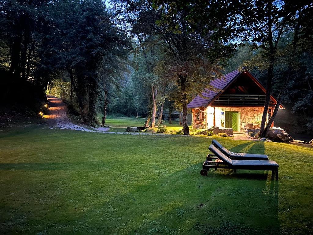 каменна къща на река