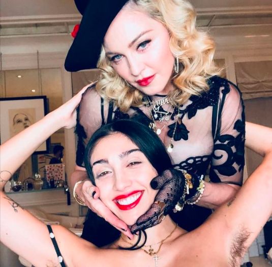 Мадона с дъщеря си