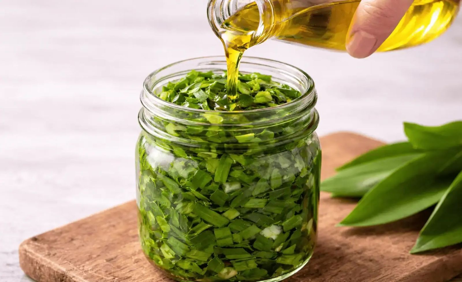 олио върху див чесън