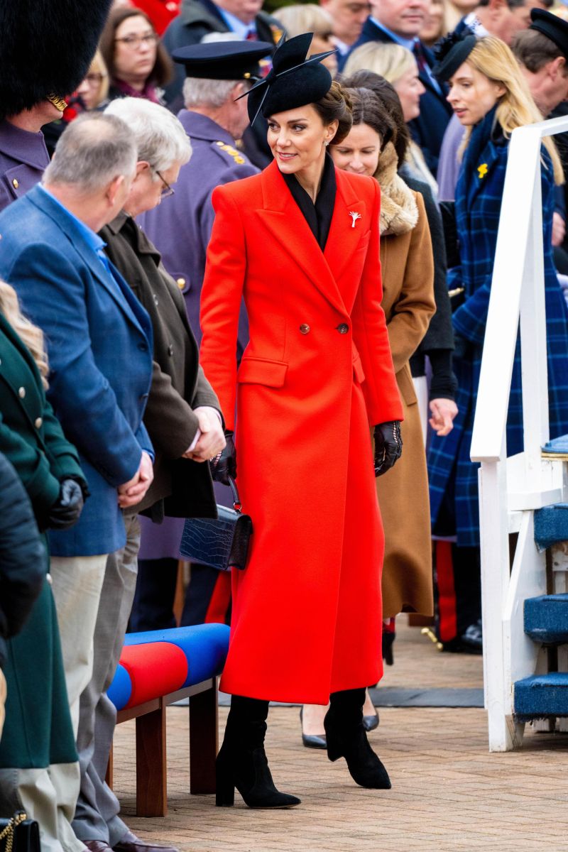 Кейт Мидълтън червено палто