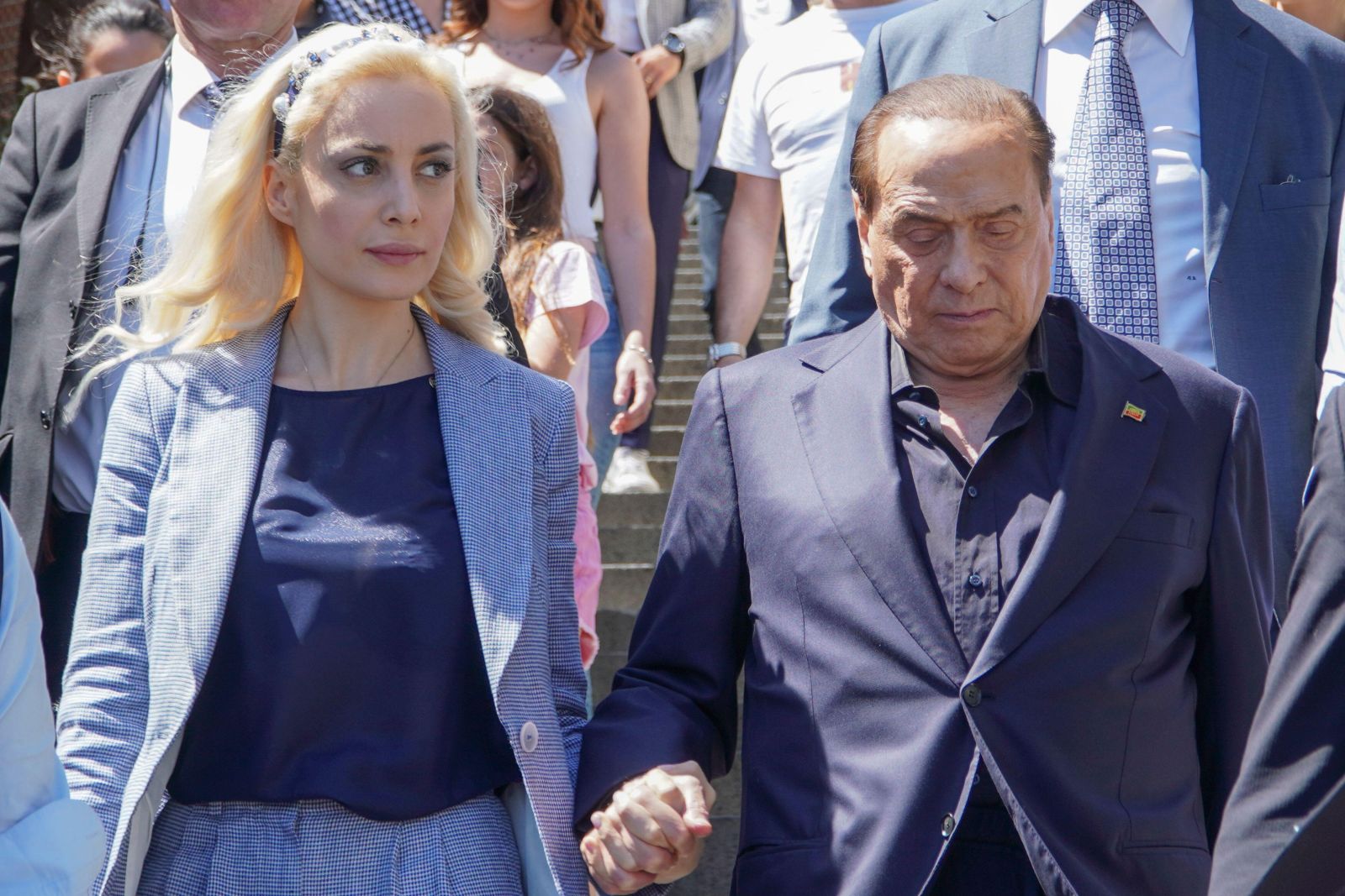 Берлускони със съпругата си