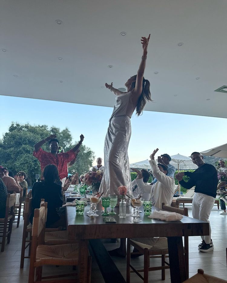 Джей Ло танц на маса
