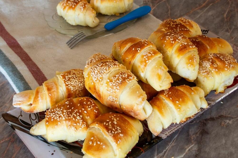 кифлички със сусам