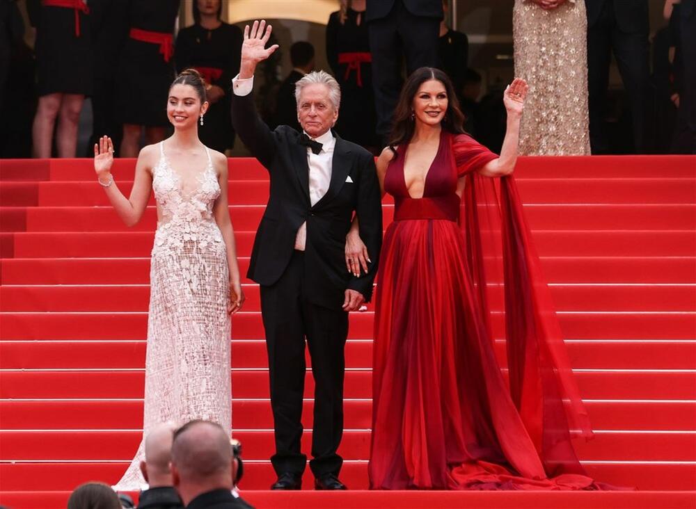 Карис Дъглас родители