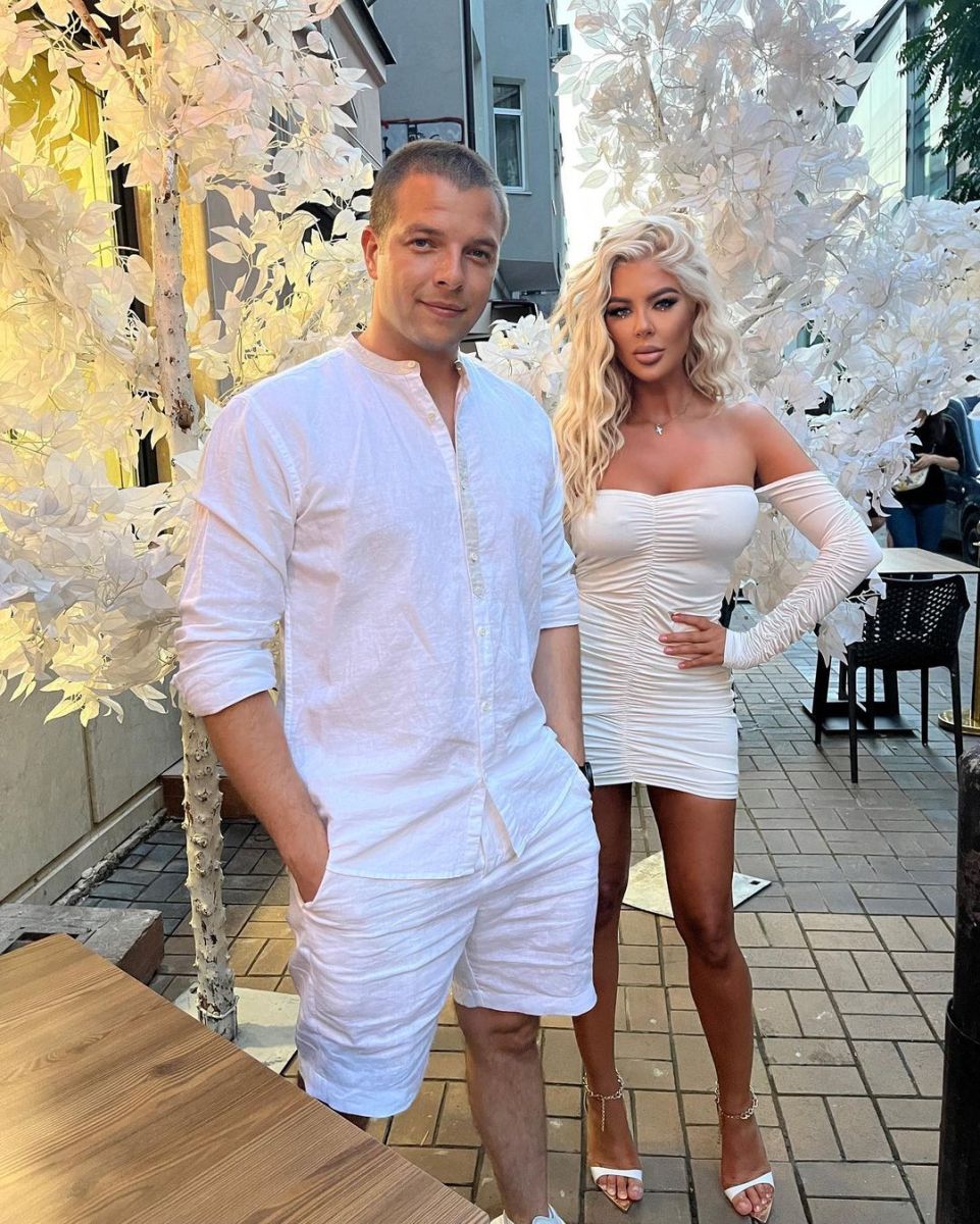  Андреа с брат си 