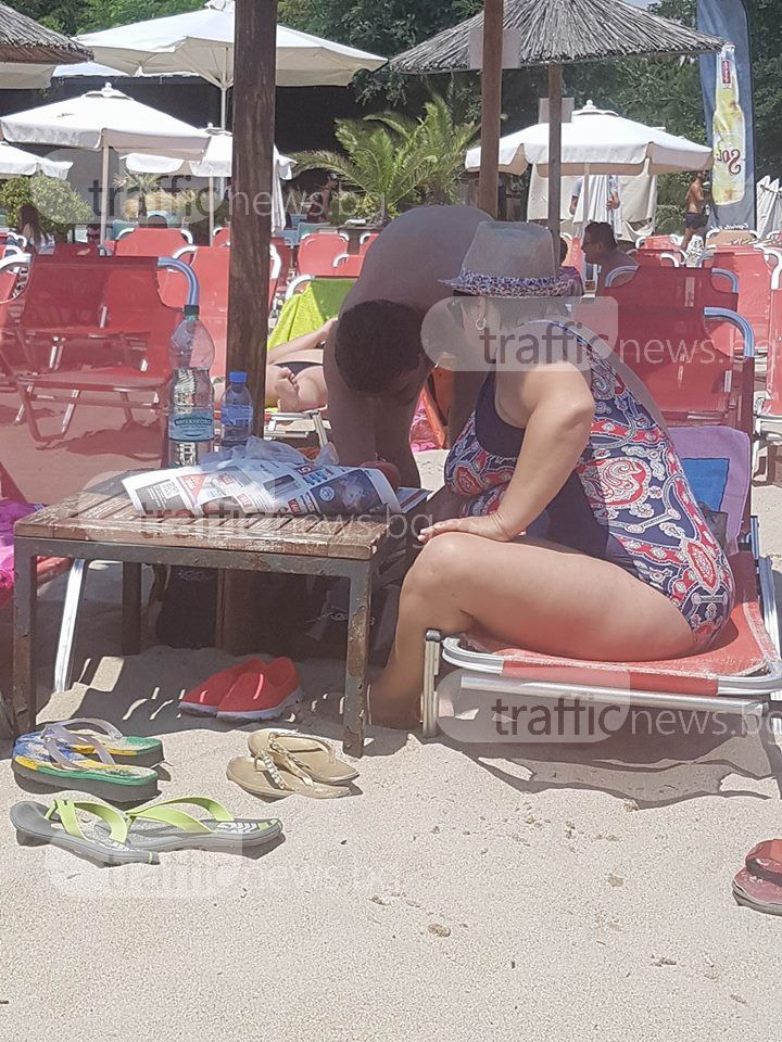 жена на гръцкия плаж