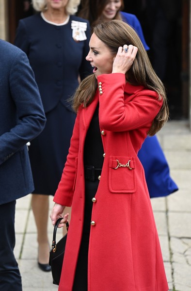 Кейт ярко палто