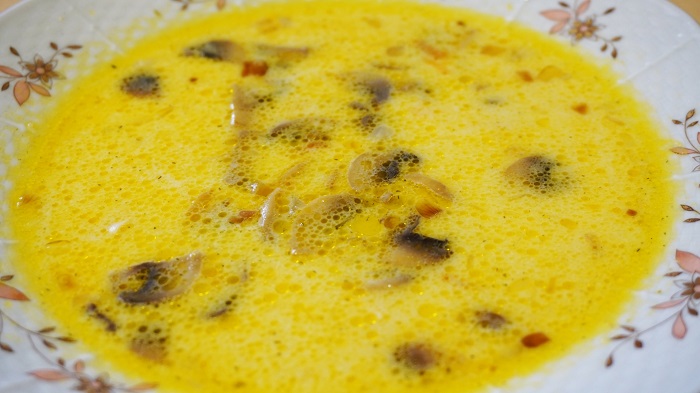 Ароматна супа със сирене и гъби