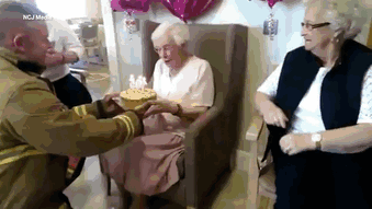 пожарникар поднася торта