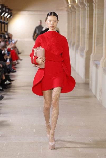 червена рокля с волани