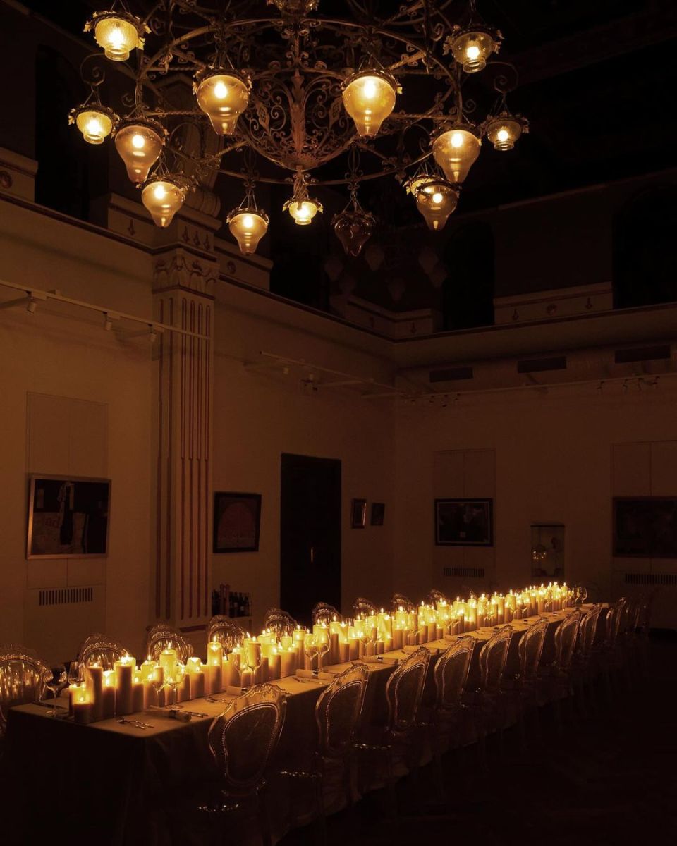 маса със свещи