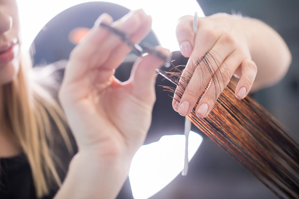 отрязване краища коса